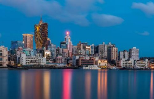 上海试管助孕公司：坐月子可以玩手机吗,影响大吗